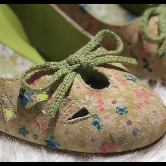 Sweet Summer Heels with Flowers and Bow Detail - Picture 2 of 7